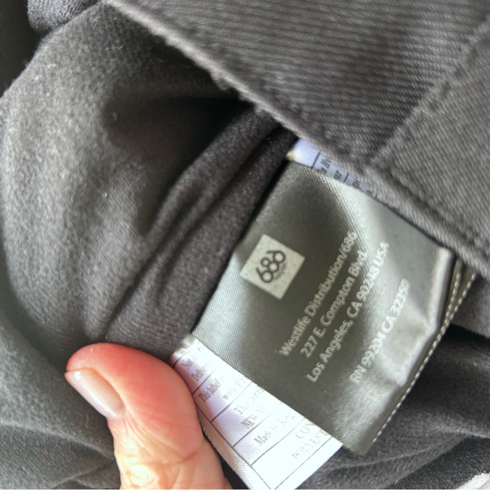 686 Black Snowboard Skiing Pants. Vents and cargo pockets. Waterproof and warm. - Picture 11 of 14